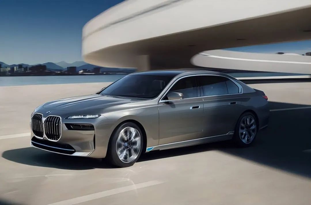 颠覆创新力度惊人,可油可电的全新宝马7系豪气爆棚_凤凰网汽车_凤凰网