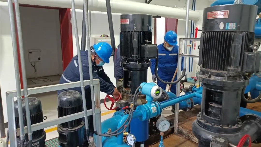 工作人员调试设备.