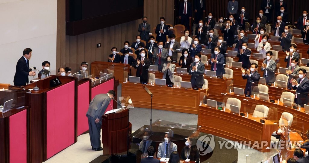 尹锡悦结束首次施政演说后向国会鞠躬。