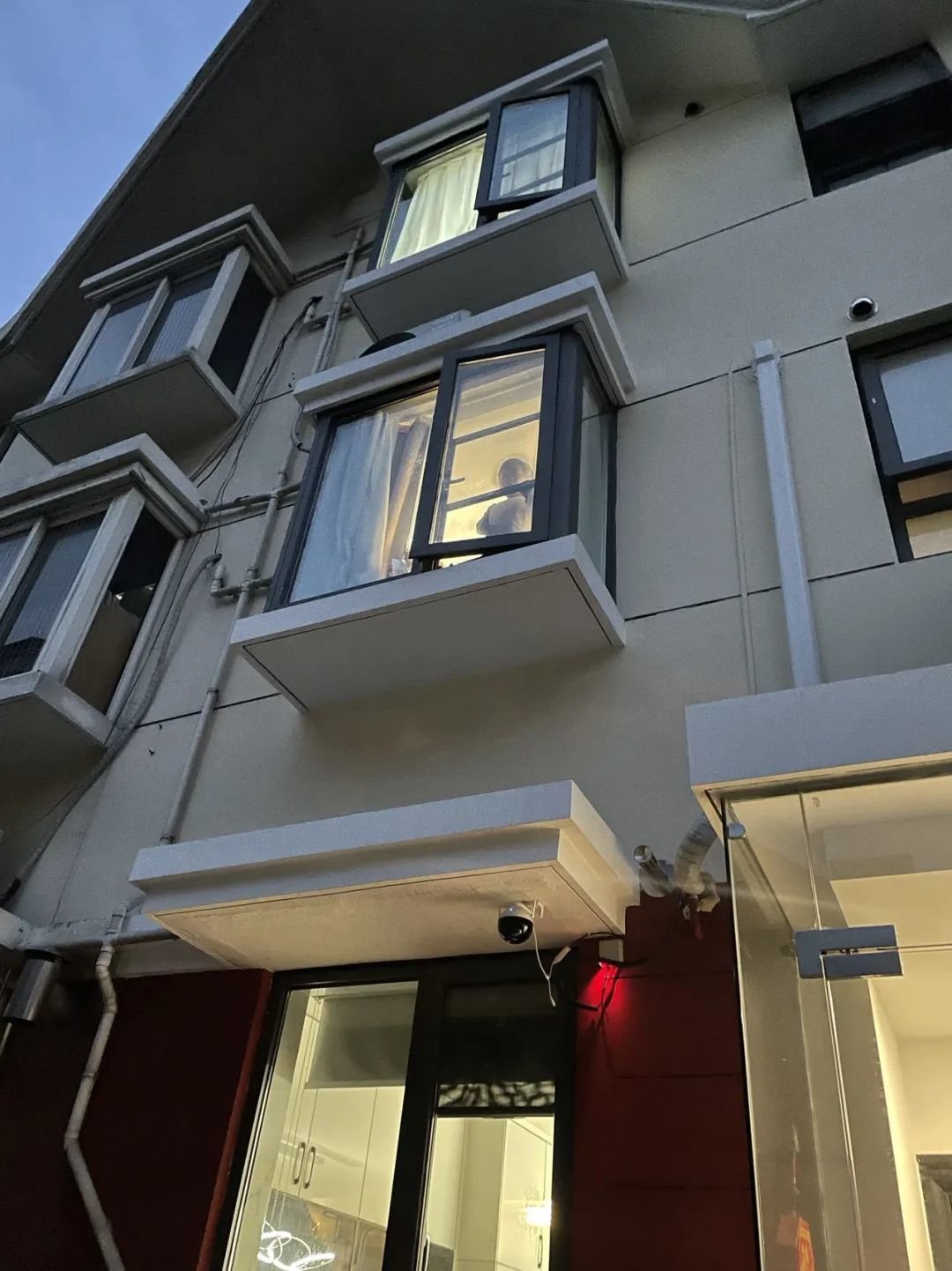 ▲和娃和窗相望挥别(受访者供图)