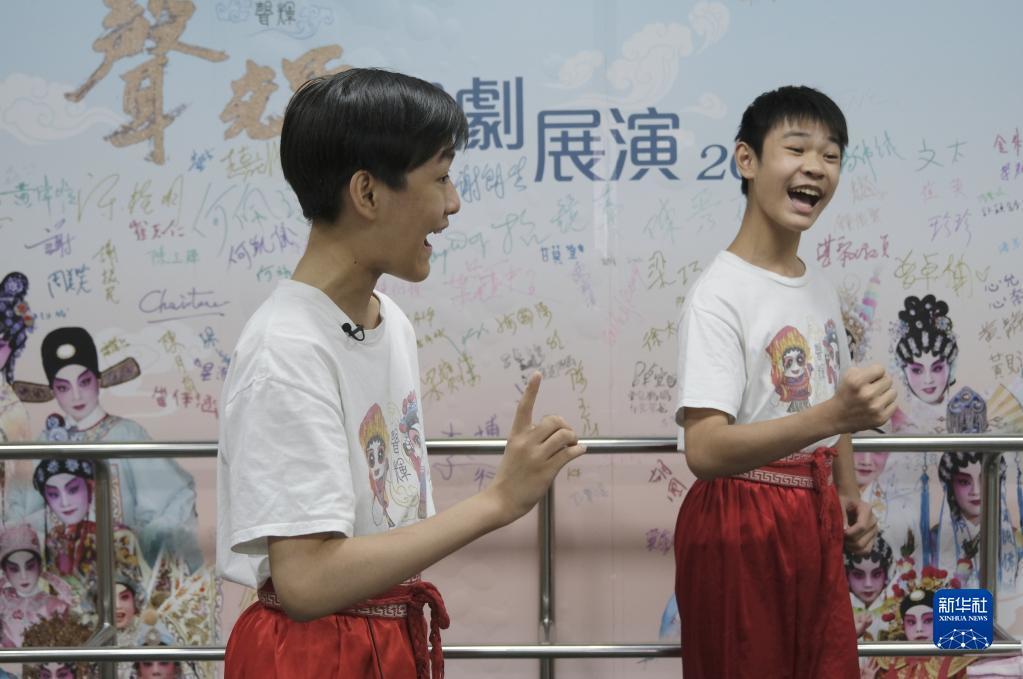 利文喆（左）和同门师弟钟天睿在排练室排练（5月29日摄）。 新华社记者 王申 摄