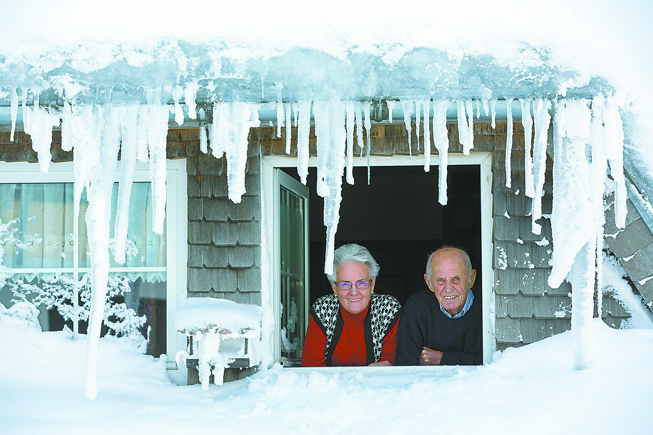 雪中观景的德国夫妇