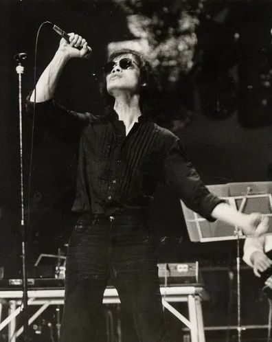 1982年， 一袭黑衣，沙哑的嗓子，罗大佑发布首张专辑《之乎者也》。
