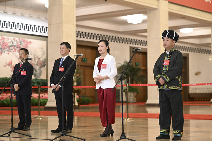 周海江、李国璋、张燕、施金通代表（自左至右）在“党代表通道”接受采访。新华社记者 金良快 摄