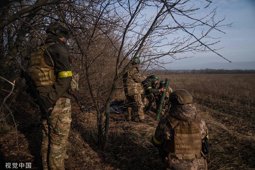 12月9日，顿涅茨克地区，来自第68旅的乌克兰士兵在调整迫击炮发射器。（视觉中国）