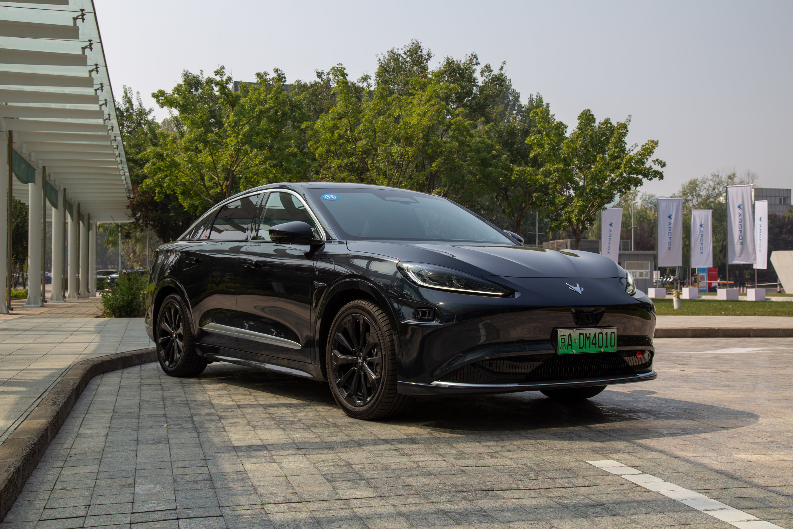 体验极狐阿尔法s全新hi版高阶智驾融入生活可用性强