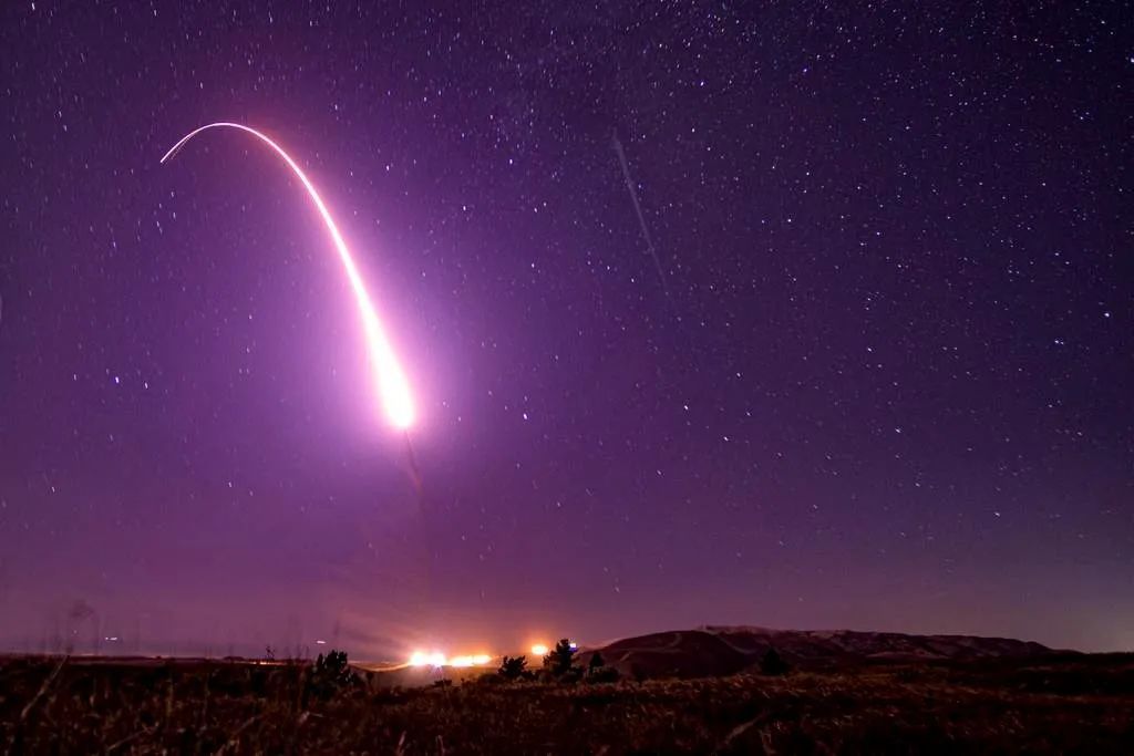 2019 年 10 月 2 日以慢速快门拍摄的图像（由美国空军提供），显示了在加利福尼亚州范登堡空军基地进行的非武装“民兵”-3洲际弹道导弹试射。美国通常每年进行约4次“民兵”-3洲际导弹试射。