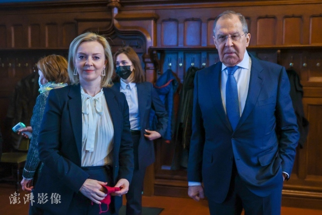 俄罗斯外长拉夫罗夫(右)与英国外相特拉斯 图源:澎湃影像