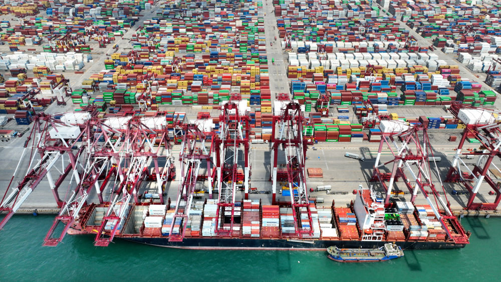 营运印巴航线的“索菲亚”号集装箱货轮在山东港口青岛港装卸集装箱（2022年6月15日摄，无人机照片）。新华社记者 李紫恒 摄