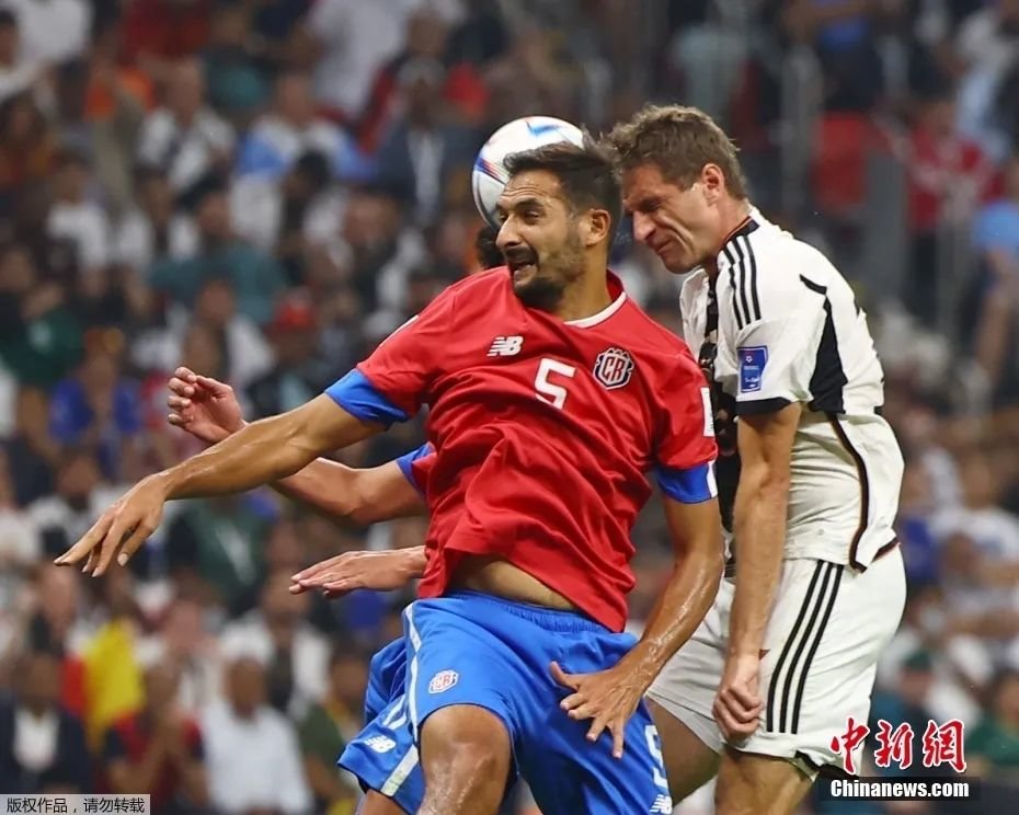 北京时间12月2日，卡塔尔世界杯小组赛E组第3轮，哥斯达黎加队对阵德国队的比赛正式打响。图为双方球员争抢头球。
