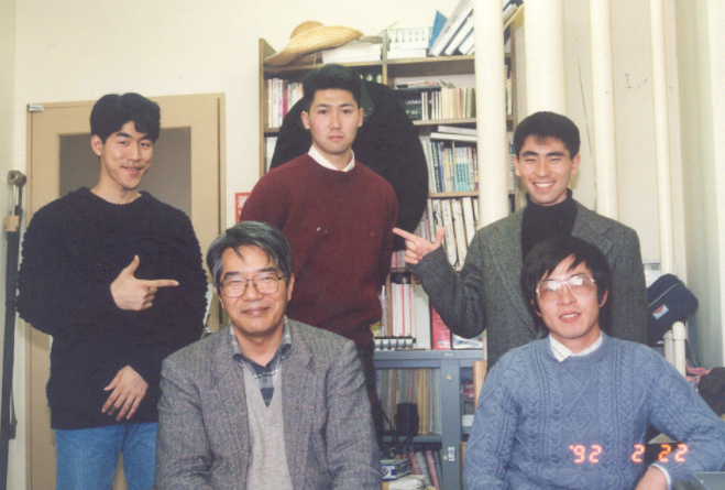 (在日本宫崎大学与博士导师藤原宏志等合影,前排右为王才林,左为导师藤原宏志)