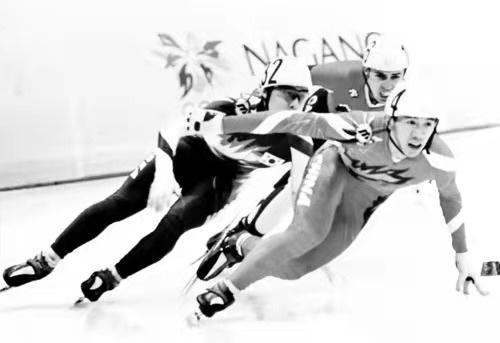 1998年2月17日，中国选手李佳军（右一）在日本长野冬奥会短道速滑男子1000米比赛中夺得银牌，这是中国在冬奥会男子项目的第一块奖牌。