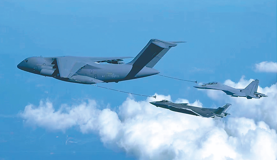 24日,2022空军航空开放活动暨长春航空展举行新闻发布会,图为空军新闻发言人在会上首次发布的运油-20、歼-20、歼-16三机同框照。