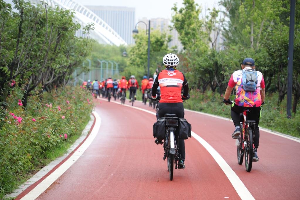 在2022“锦绣太原”全民骑行节活动上，骑手们在太原滨河自行车道骑行（7月10日摄）。新华社发
