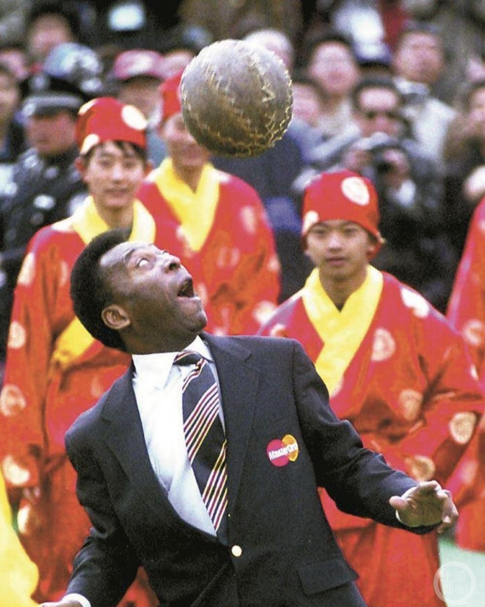 ▲2002年3月,贝利在北京八达岭长城尝试蹴鞠,展示他的球技。
