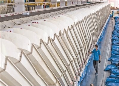 广西壮族自治区岑溪市的智能科技电商产业园分拣车间内，工人在调度分拣快递件。何华文摄（人民视觉）