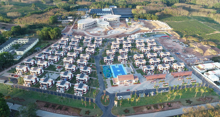 从热带雨林深处搬迁出来的生态移民村——海南省白沙黎族自治县牙叉镇新高峰村（2021年2月5日摄，无人机照片）。新华社记者 杨冠宇 摄