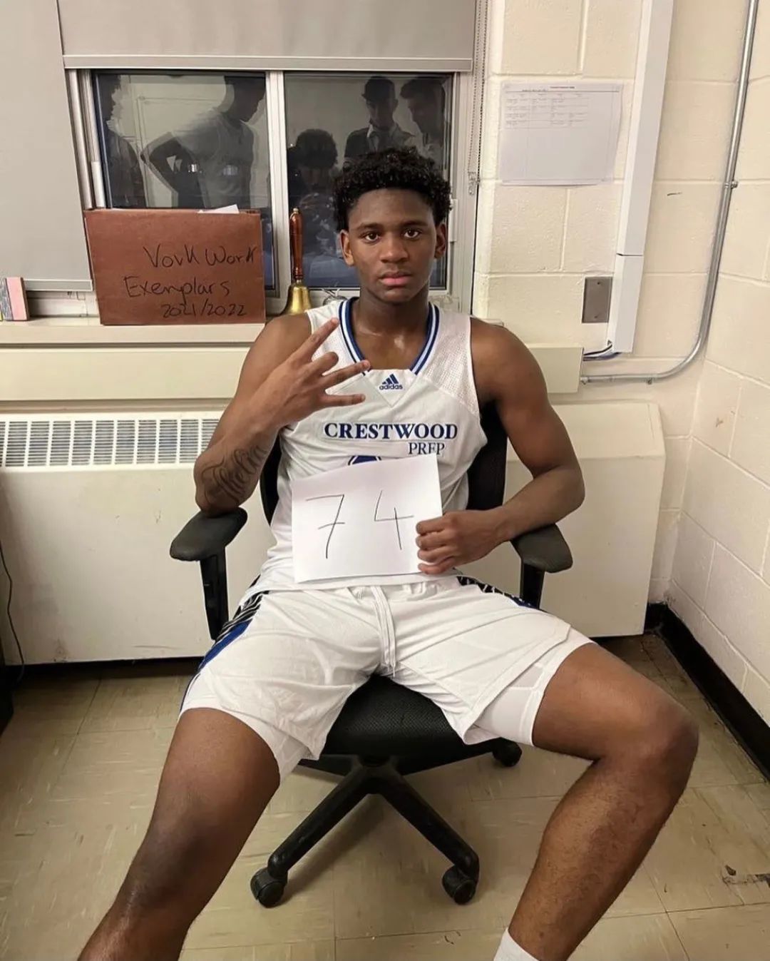 目前,他在23届nba选秀的模拟榜单中力压布朗尼前队友mikey williams