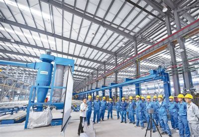 党员志愿者走进浙江省湖州市栋梁新材有限公司车间，在企业员工休息时为他们宣讲红色革命故事。