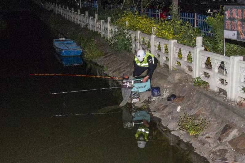民警和工作人员现场查获钓鱼工具。