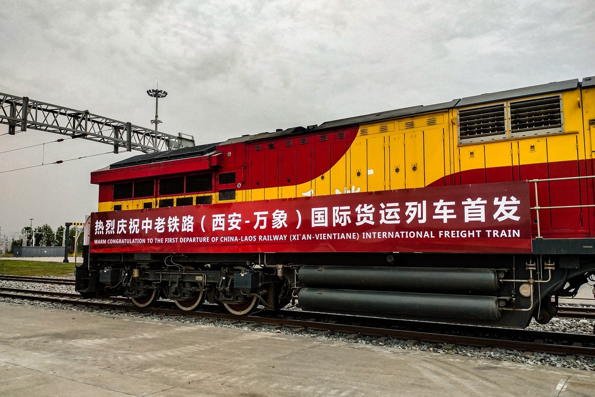 4月22日，陕西省西安市，搭载一批纺织品货物的陕西西安首趟中老铁路（西安—万象）国际货运列车即将启程。图自东方IC