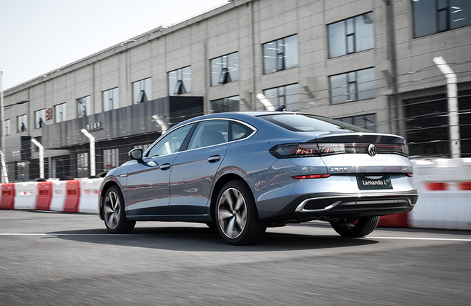 灵动舒适结合的中国式轿跑试驾上汽大众凌渡l