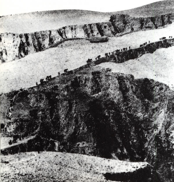 ↑八路军120师向晋西北进军（资料照片）。