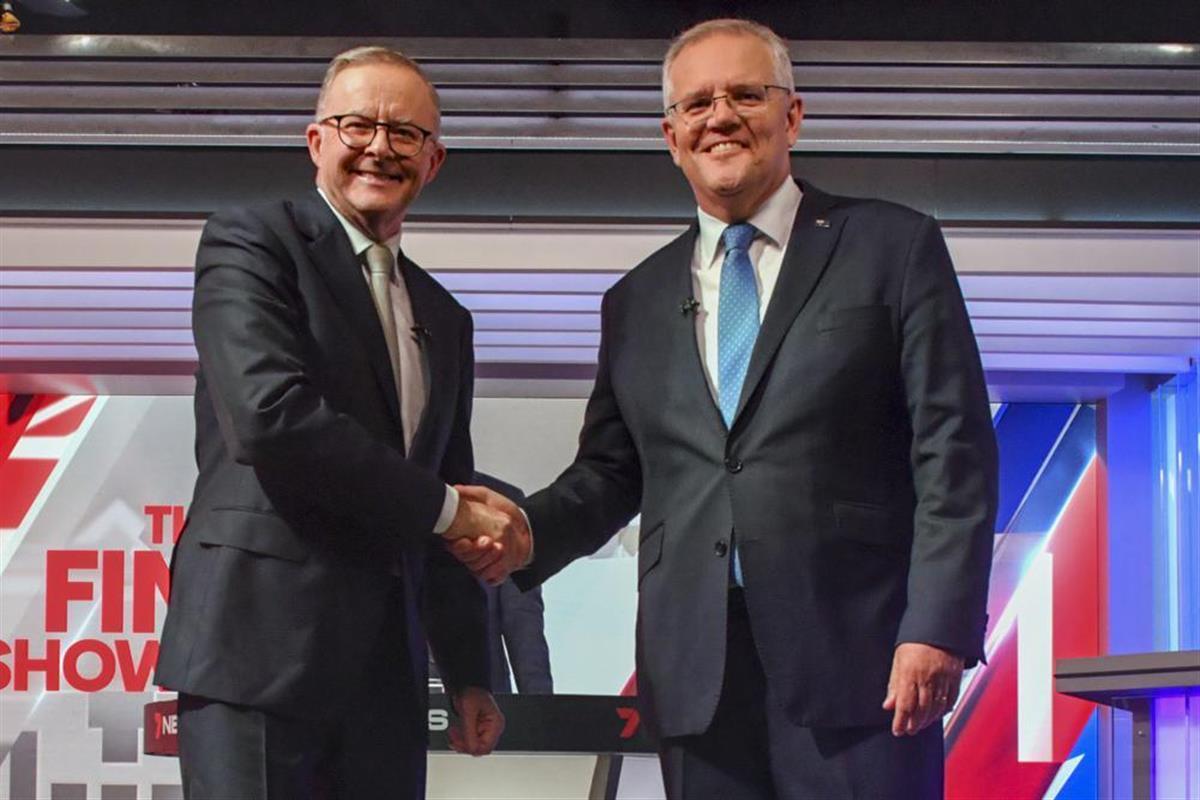 澳大利亚总理莫里森（右）和澳大利亚反对党领袖安东尼·艾班尼斯