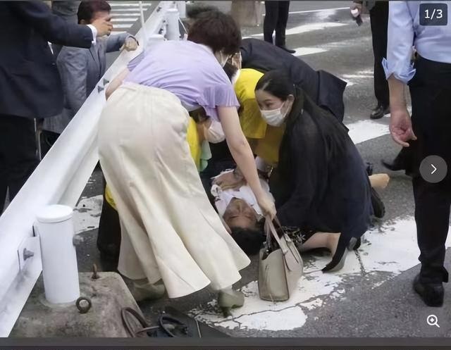 图片：为安保检查伤势的女保镖，疑似石田萌美。