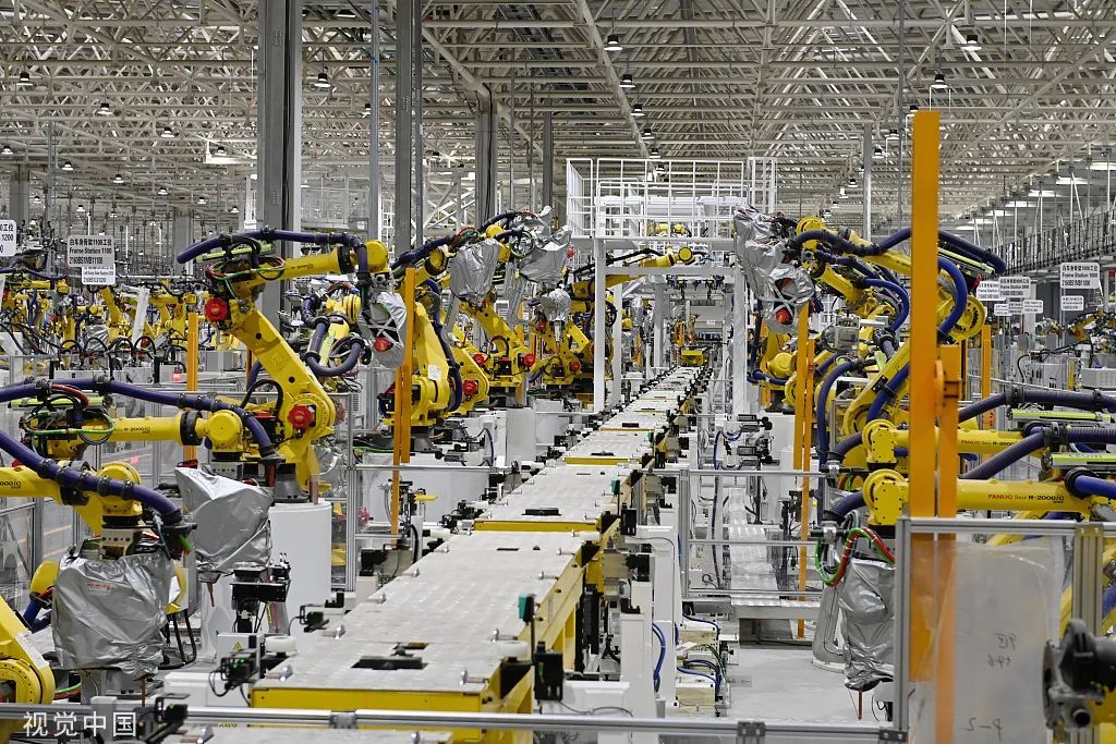 2022年2月7日，重庆，沙坪坝区某汽车生产基地的焊装车间，工作人员正在进行生产设备的调试，确保项目早日投产。
