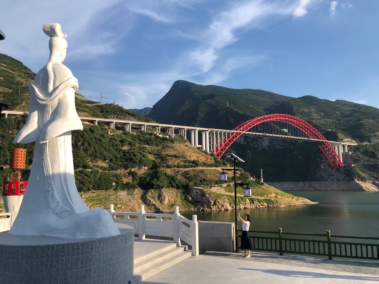 西陵峡口,香溪河汇入长江。
