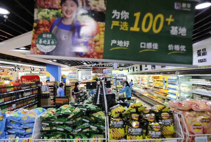 5月17日，市民在上海市靜安區的一家超市內選購商品。新華社記者 方喆 攝