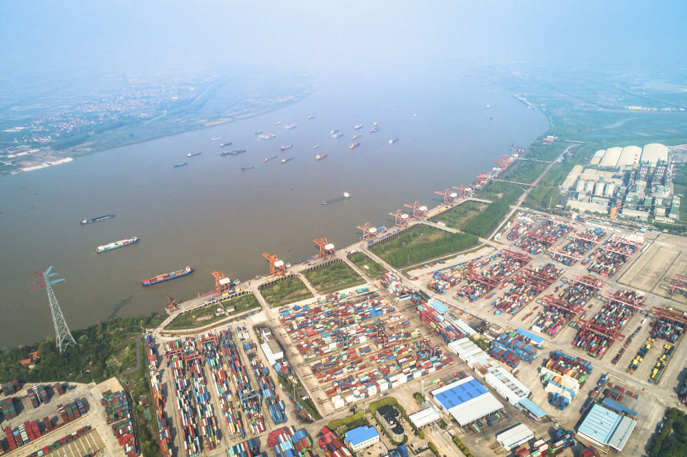 这是武汉长江中游航运中心核心港阳逻港（2020年4月12日摄，无人机照片）。新华社记者 肖艺九 摄