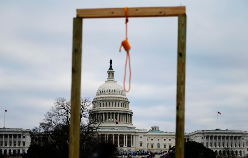 国会骚乱当天，国会大厦西侧竖起了临时绞刑架 图源：美媒NBC