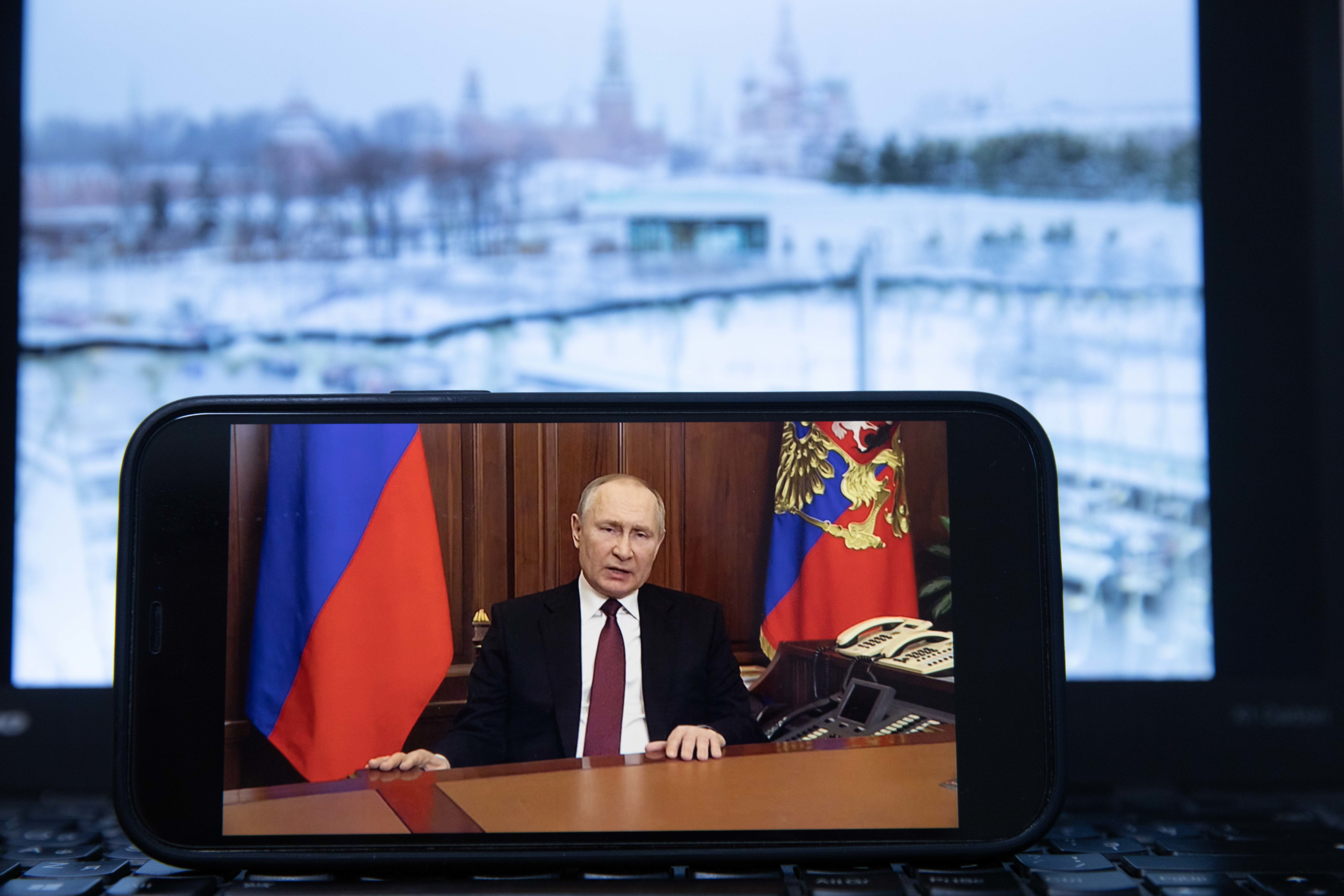 这是2月24日在俄罗斯首都莫斯科拍摄的俄总统普京发表电视讲话的画面。新华社记者白雪骐摄