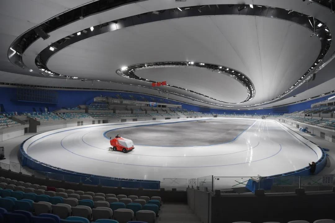 北京2022年冬奥会标志性场馆国家速滑馆完成速滑滑冰赛道的首次制冰