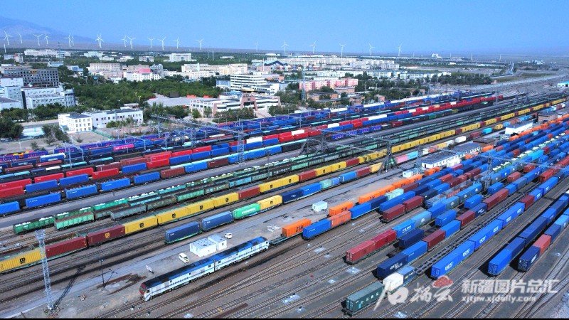 9月10日，阿拉山口站编组场内停靠着待发的中欧班列及其他出入境货物列车。通讯员 陈乾摄