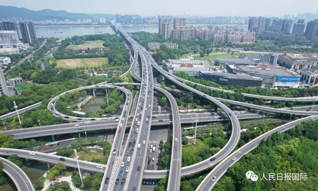 2022年5月27日，车流从杭州复兴大桥上跨越钱塘江。龙巍/人民图片