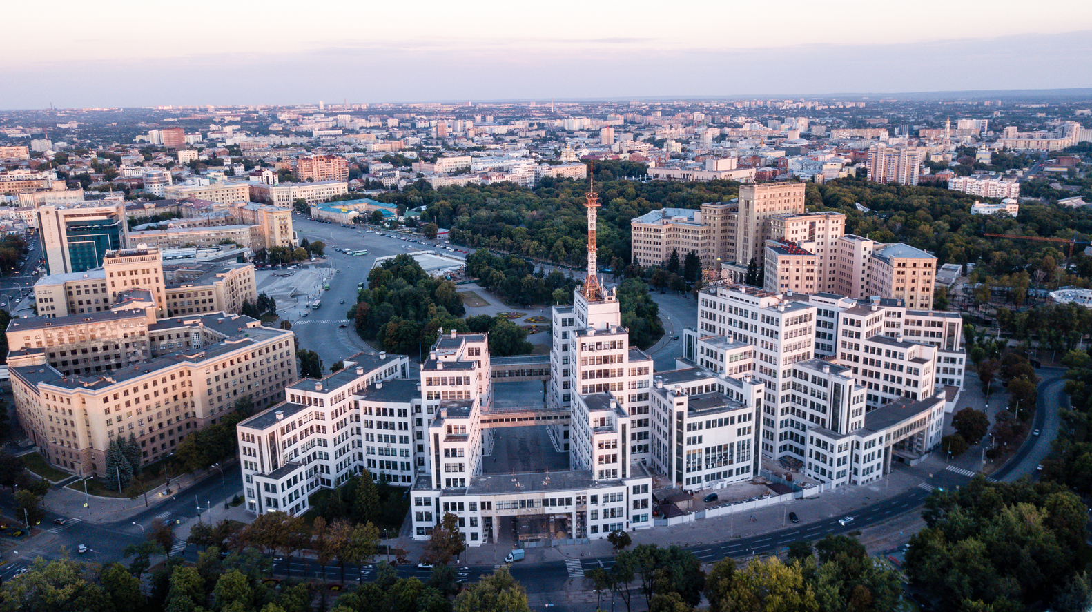 哈尔科夫市Derzhprom大楼,苏联时期的未来主义建筑,也正面临危机