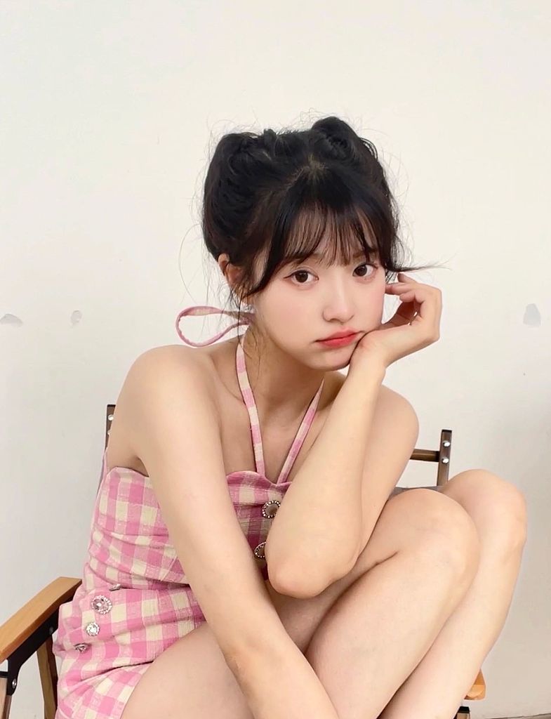 张楚寒粉色挂脖格裙造型元气俏皮 秀香肩又纯又欲_凤凰网娱乐_凤凰网