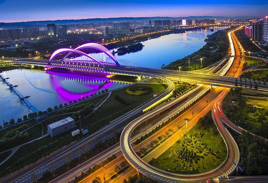 图为太原汾河南中环桥夜景.马青海摄