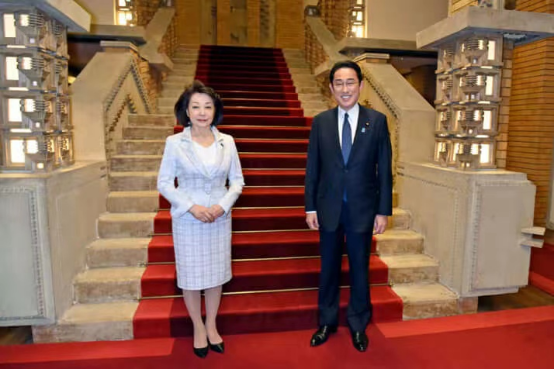 樱井良子（左）与岸田文雄的合影，图自《周刊新潮》网页版