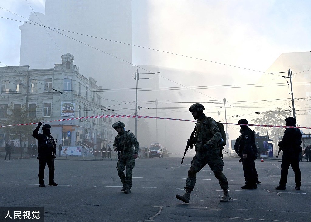当地时间2022年10月17日，乌克兰基辅，无人机袭击后，乌克兰军人和警察在街头站岗。本文图片均为 人民视觉 图