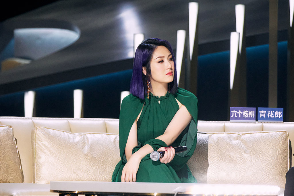 杨千嬅工作室发布一组《经典咏流传》录制写真,杨千嬅用温婉歌声演唱