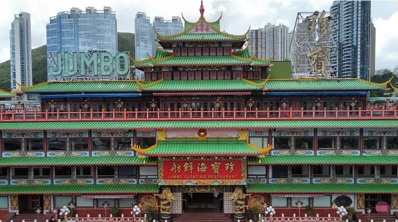 本月14日,香港人的集体回忆、泊于香港仔避风塘近46年的海上餐厅珍宝海鲜舫正式移离香港,计划前往东南亚,先进行维修再寻找新经营者。