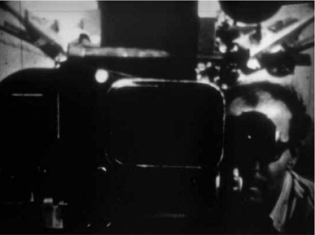 戈达尔眼睛浮在摄影机取景器上。（《远离越南》，1967）