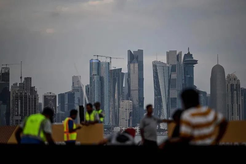卡塔尔世界杯开幕式之际，BBC不仅拒绝转播，还播放了一段批评东道主卡塔尔人权问题的视频。图源：ap