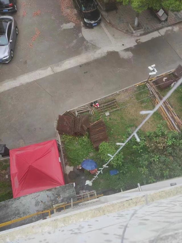 夏夏用绳子把菜从一楼拉上来 图/受访者提供