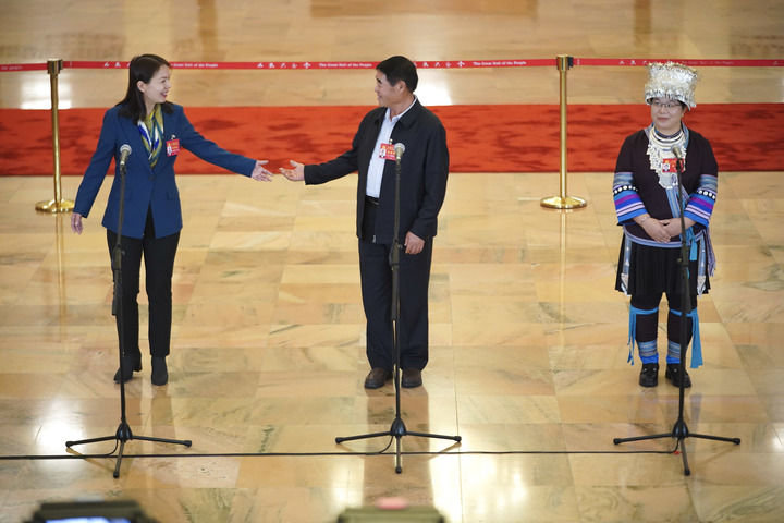 祖力亚提·司马义、廷·巴特尔、杨宁代表（自左至右）在“党代表通道”接受采访。新华社记者 才扬 摄