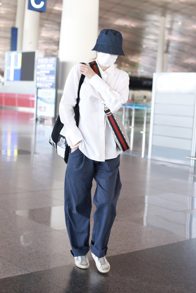 宋佳穿白色衬衫与蓝色长裤现身机场戴渔夫帽低调素雅_凤凰网